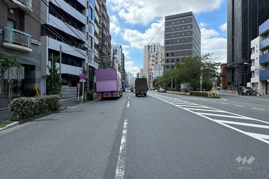 敷地西側の前面道路