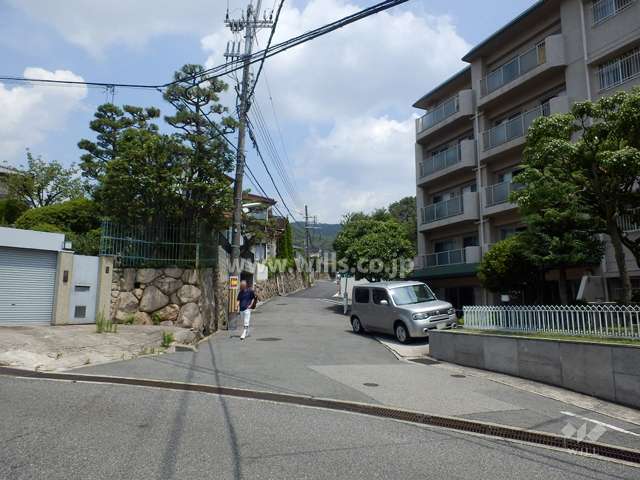 敷地西側の前面道路