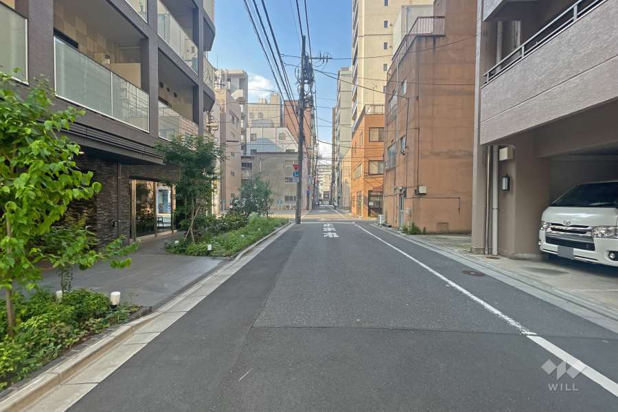 敷地の東側前面道路は新堀通りです（南側から）。