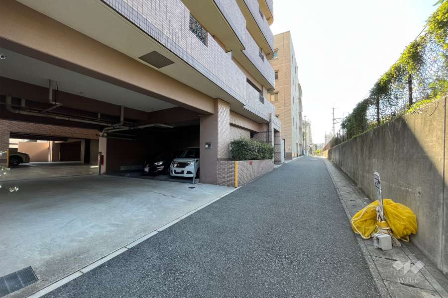 敷地北西の側前面道路（北東側から）