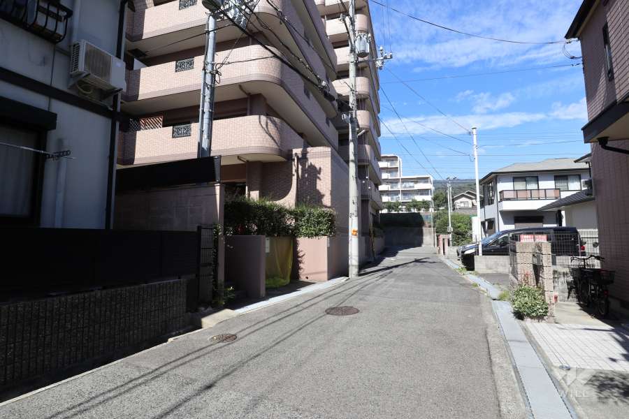 敷地北東側の前面道路