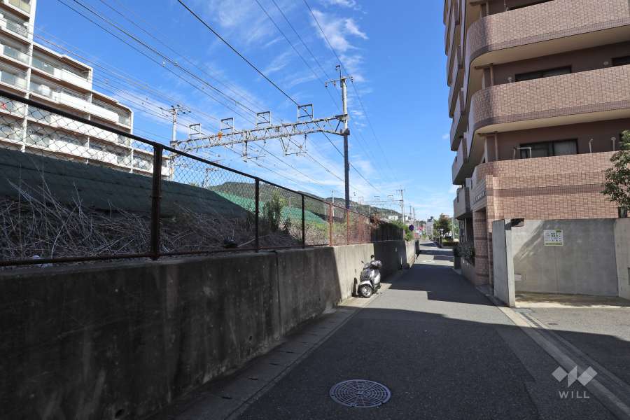敷地北西側の前面道路。道路向かい側にJR東海道本線が走っています。