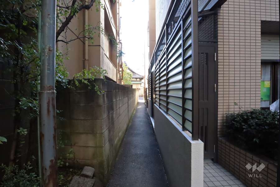 敷地北西側の前面道路(北東側から)