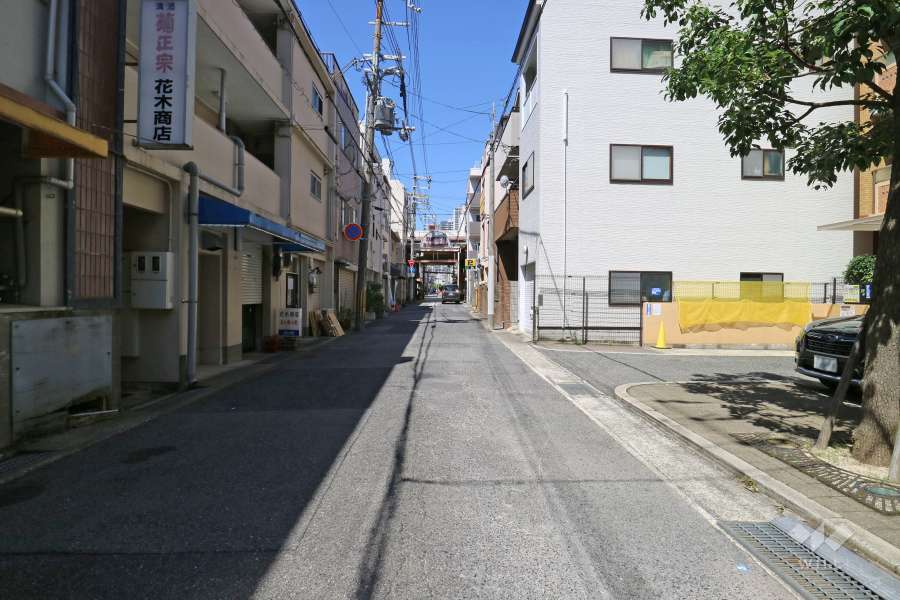 敷地南側の前面道路（東側から）