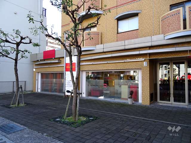 棟内に店舗部分があります。