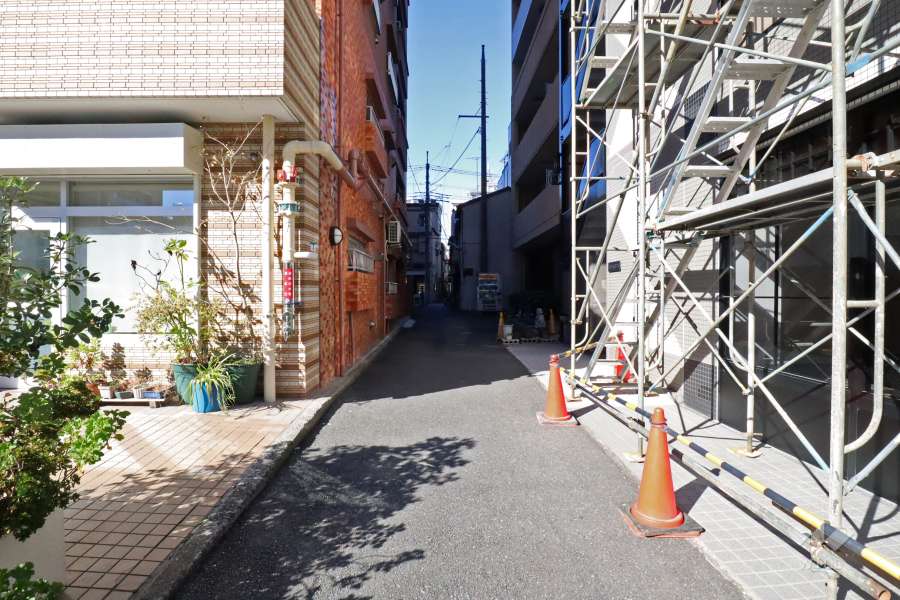 敷地北東側の前面道路(南東側から)