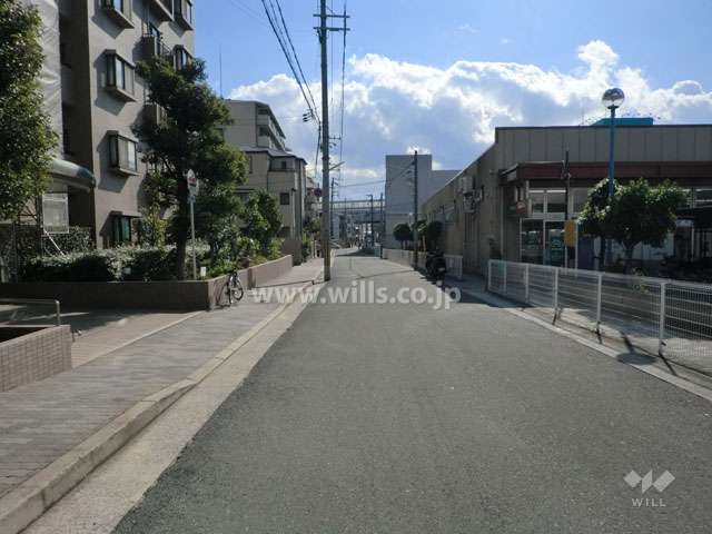 敷地西側の前面道路