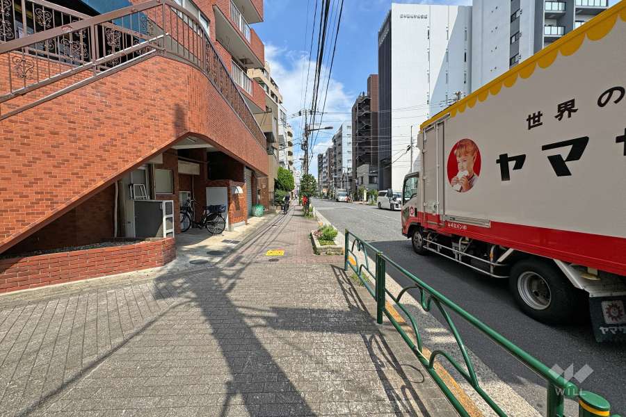 敷地東側の前面道路（南側から）