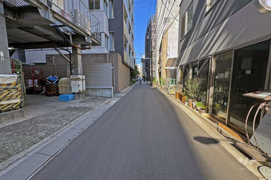 敷地の東側前面道路（南側から）