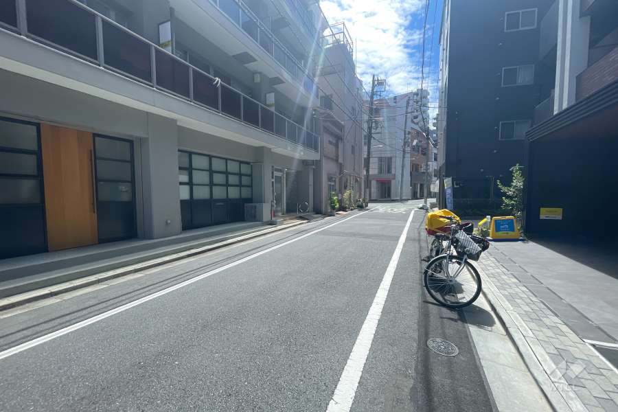 敷地西側の前面道路　