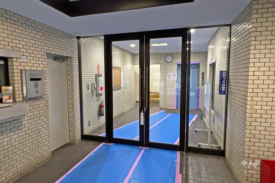 エントランスはオートロック付きです。