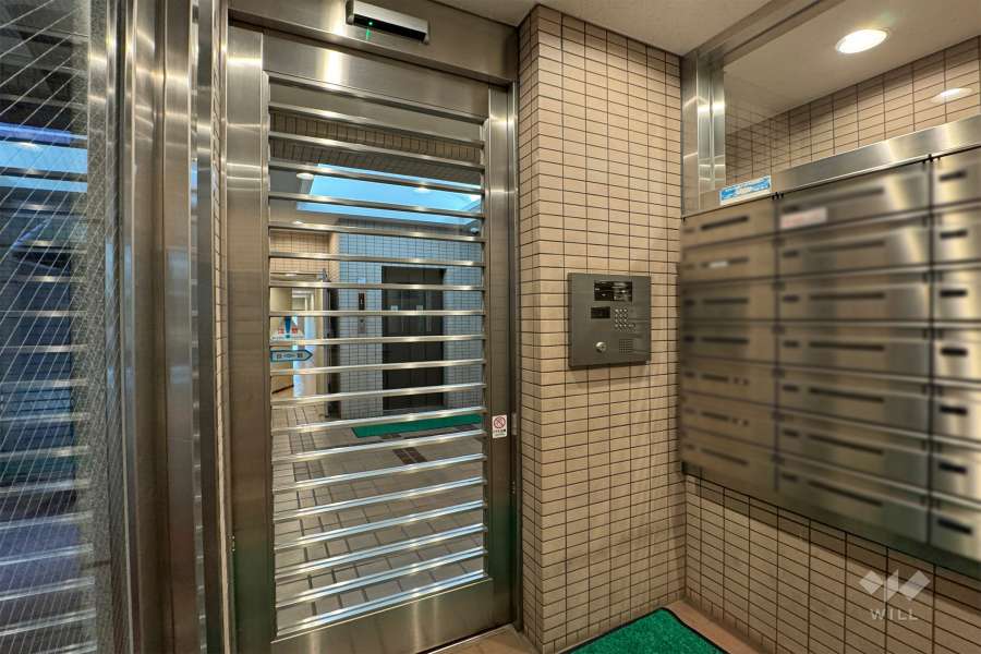 エントランスはオートロック付きです。　