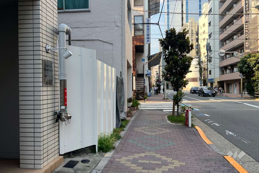 敷地の東側前面道路（南側から）