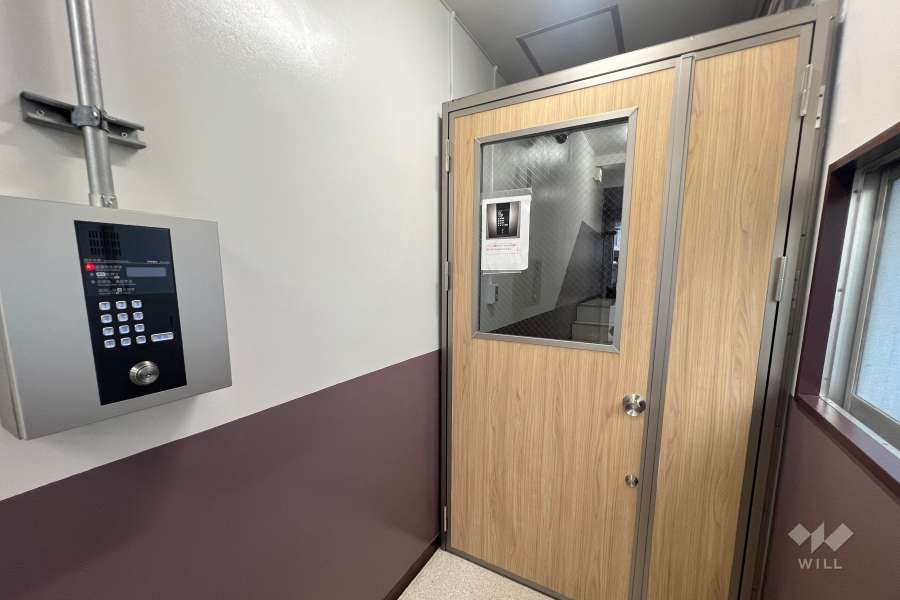 エントランスはオートロック付きです。