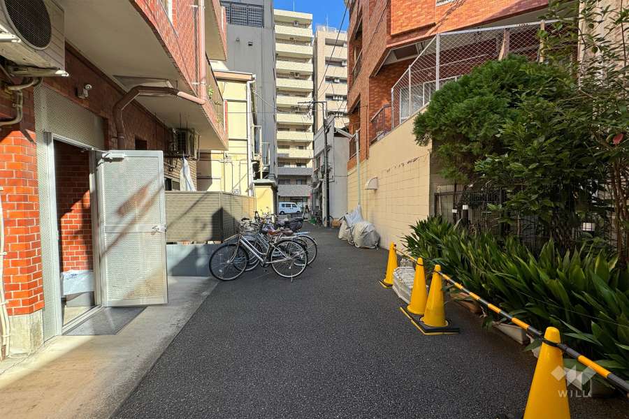 敷地西側の前面道路　