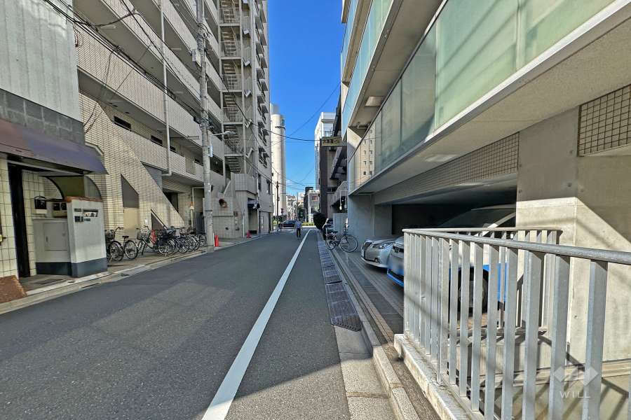 敷地の北側前面道路（東側から）