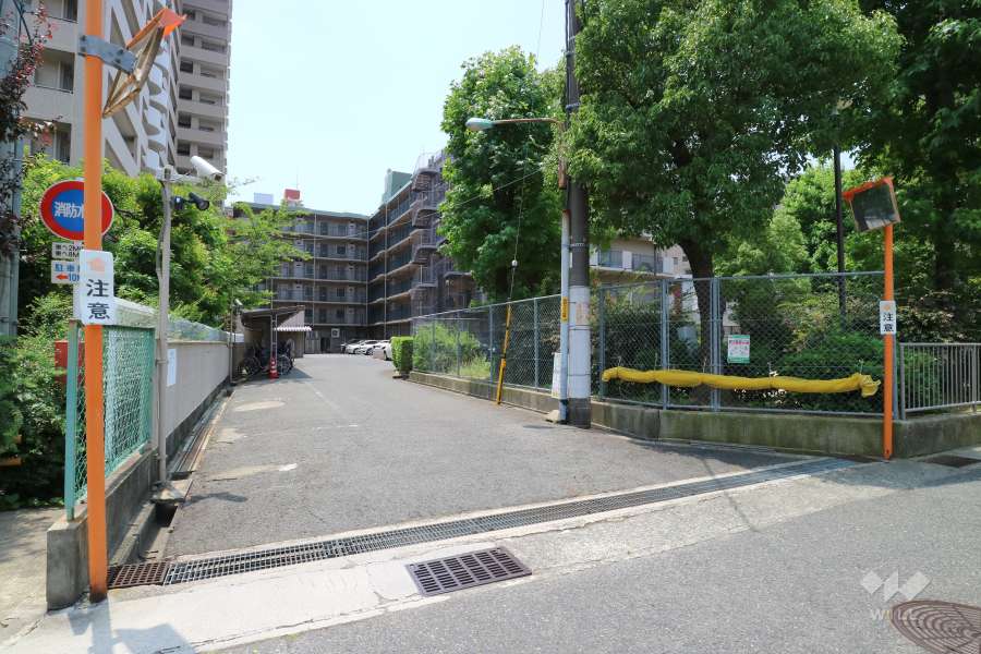 駐車場の出入口。敷地に隣接して『深江小公園』があります。