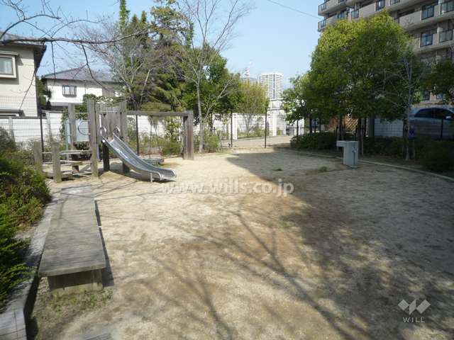 隣接する公園