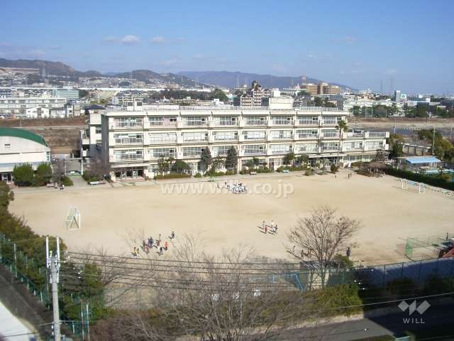 目の前には末広小学校があります。