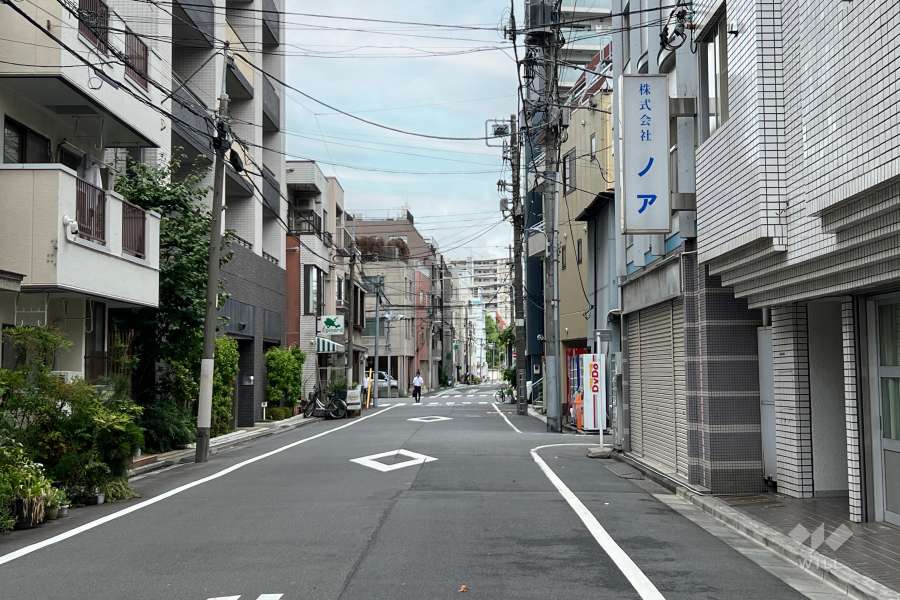 敷地の北側前面道路（東側から）