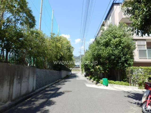 敷地西側の前面道路