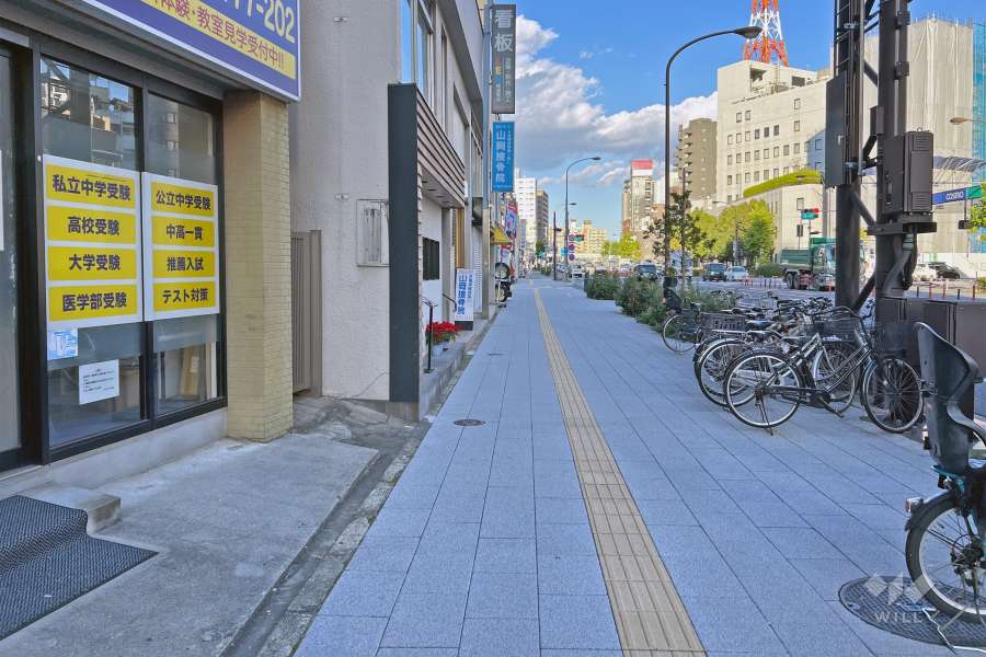 敷地の南東側前面道路は昭和通りです（南西側から）。