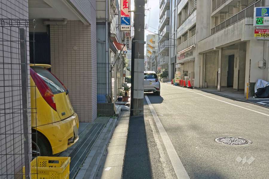 敷地の北側前面道路（東側から）