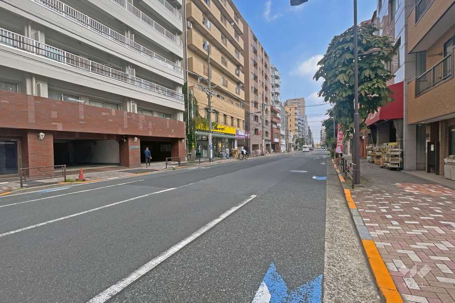敷地の南側前面道路は金杉通りです（西側から）。