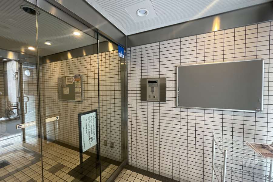 エントランスはオートロック付きです。