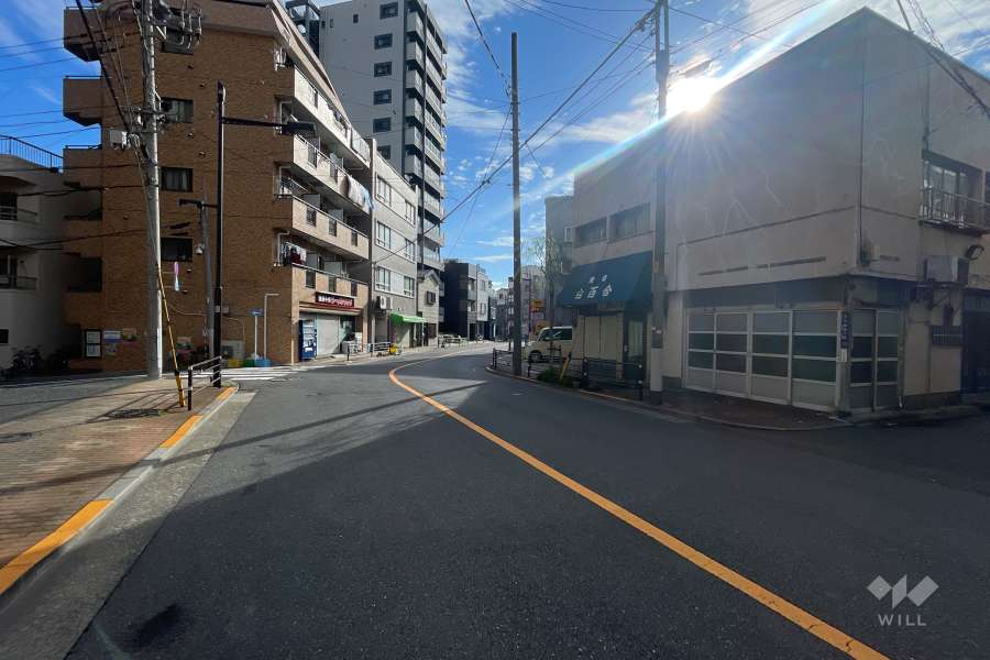 敷地の北側前面道路（東側から）