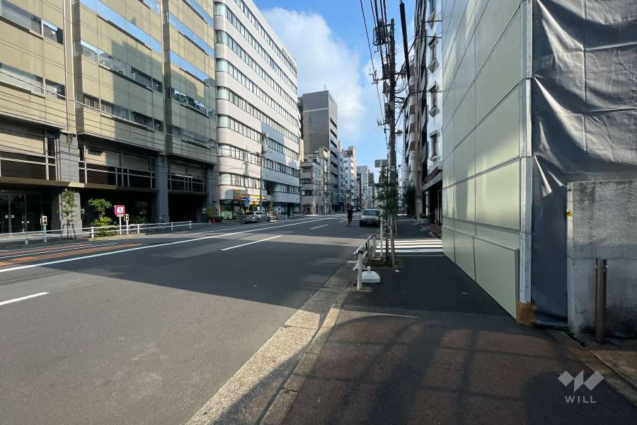 敷地西側の前面道路