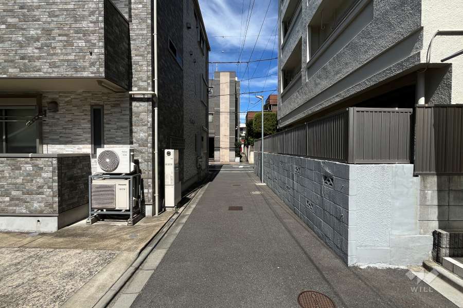 敷地の西側前面道路（南側から）
