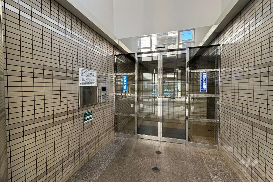 エントランスはオートロック付きです。