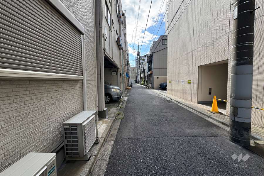 敷地東側の前面道路（北側から）