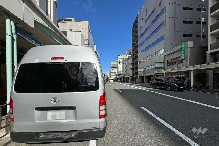 敷地西側の前面道路（南側から）