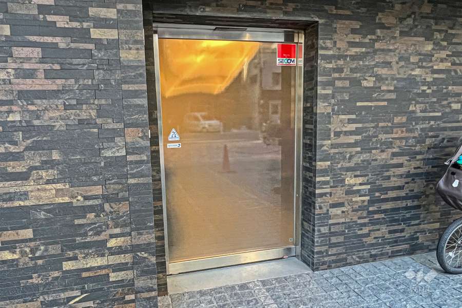 屋内に設けられた駐輪場の出入り口