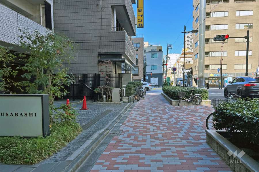 敷地の東側前面道路（南側から）