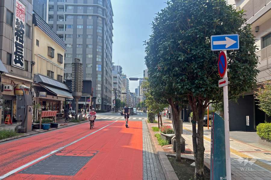 敷地の南側前面道路は雷門通りです（東側から）。