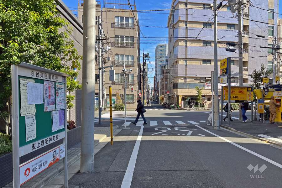 敷地の南側前面道路（西側から）