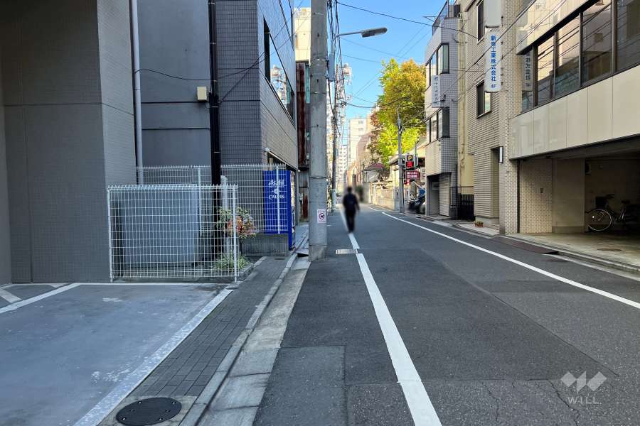 敷地西側の前面道路