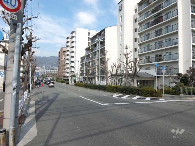 敷地西側の前面道路は十二間道路です。