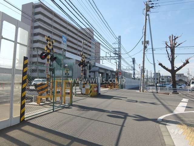敷地南東側の前面向かいには阪神本線が走っています。