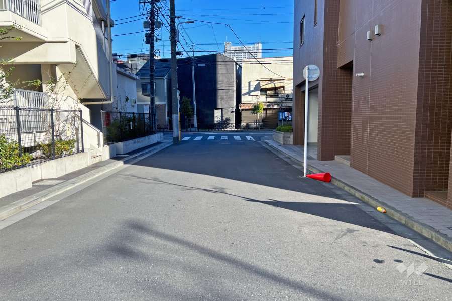 敷地北側の前面道路（西側から）