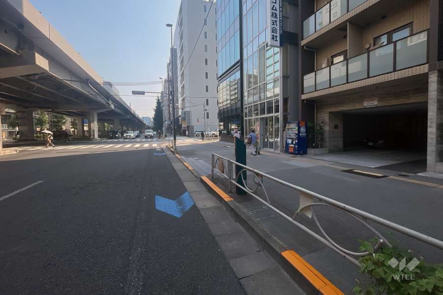 敷地の東側前面道路（北側から）