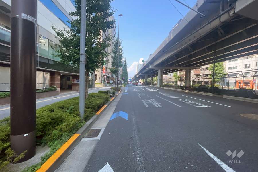 敷地の東側前面道路（南側から）