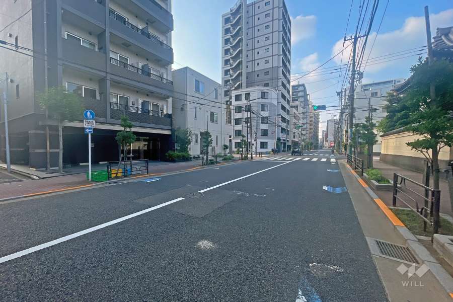 敷地の西側前面道路は左衛門橋通りです（北側から）。