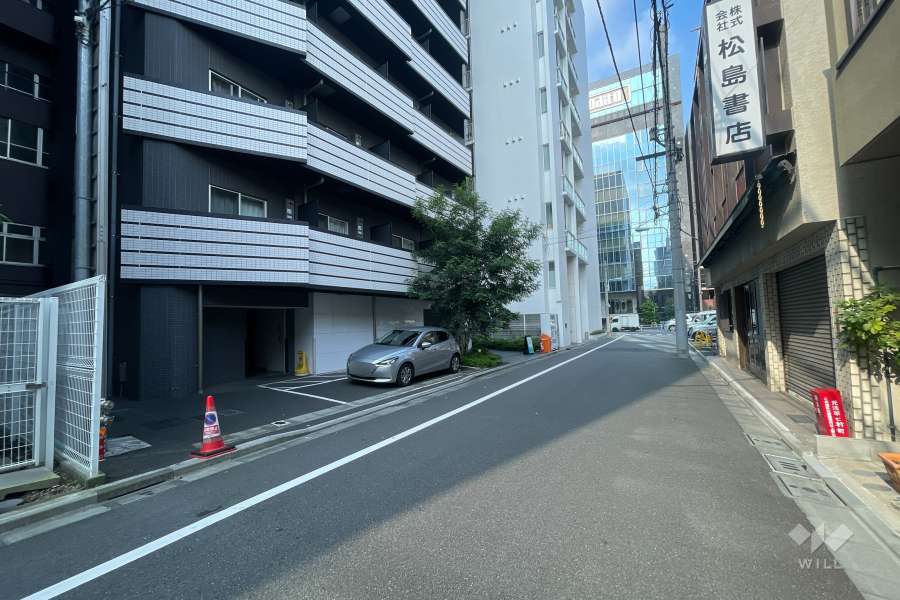 敷地の北側前面道路（東側から）