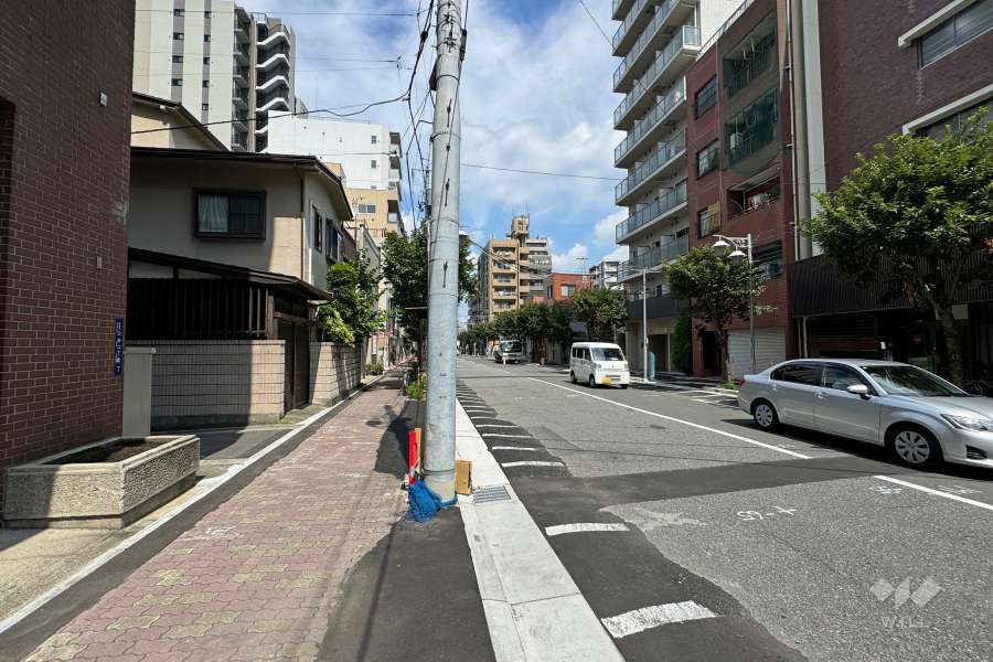 敷地西側の前面道路