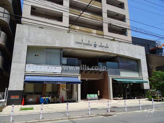 1、2階部分には一部店舗が入っています。