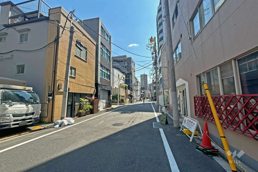 敷地の東側前面道路（北側から）